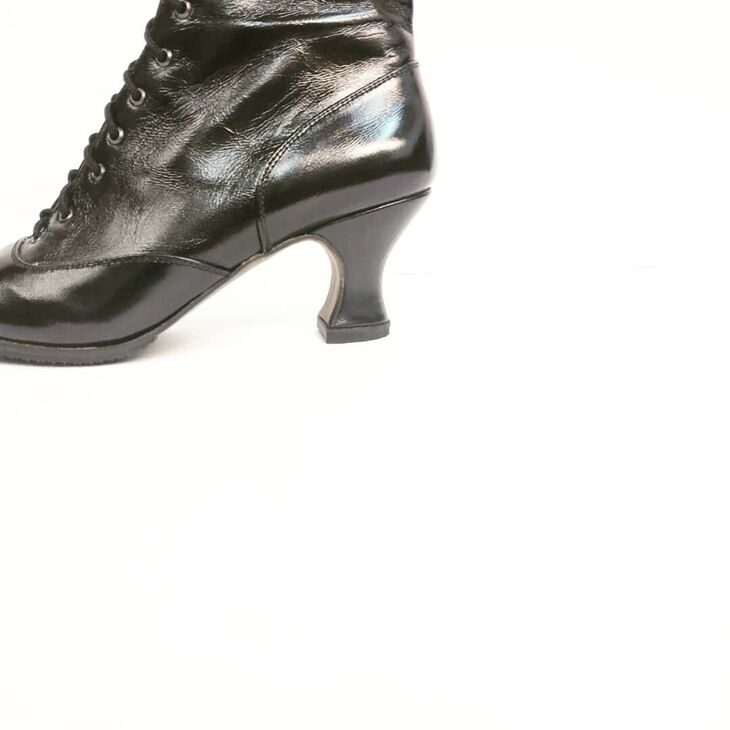 Women's historical shoes model 1