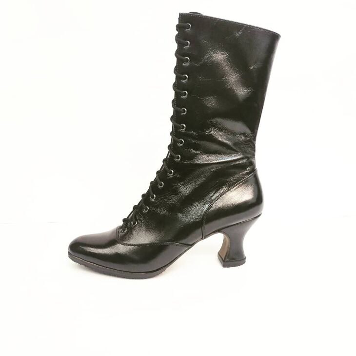 Women's historical shoes model 1