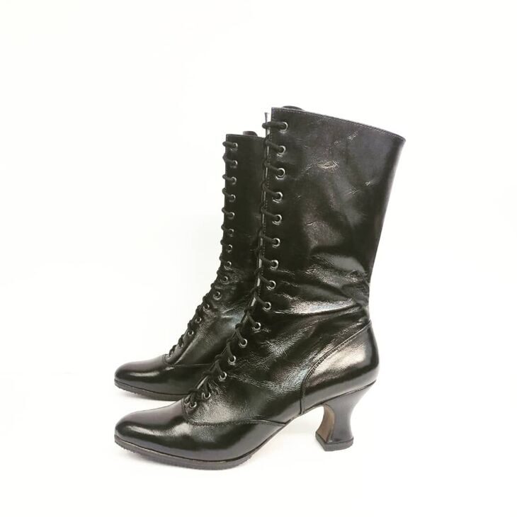 Women's historical shoes model 1